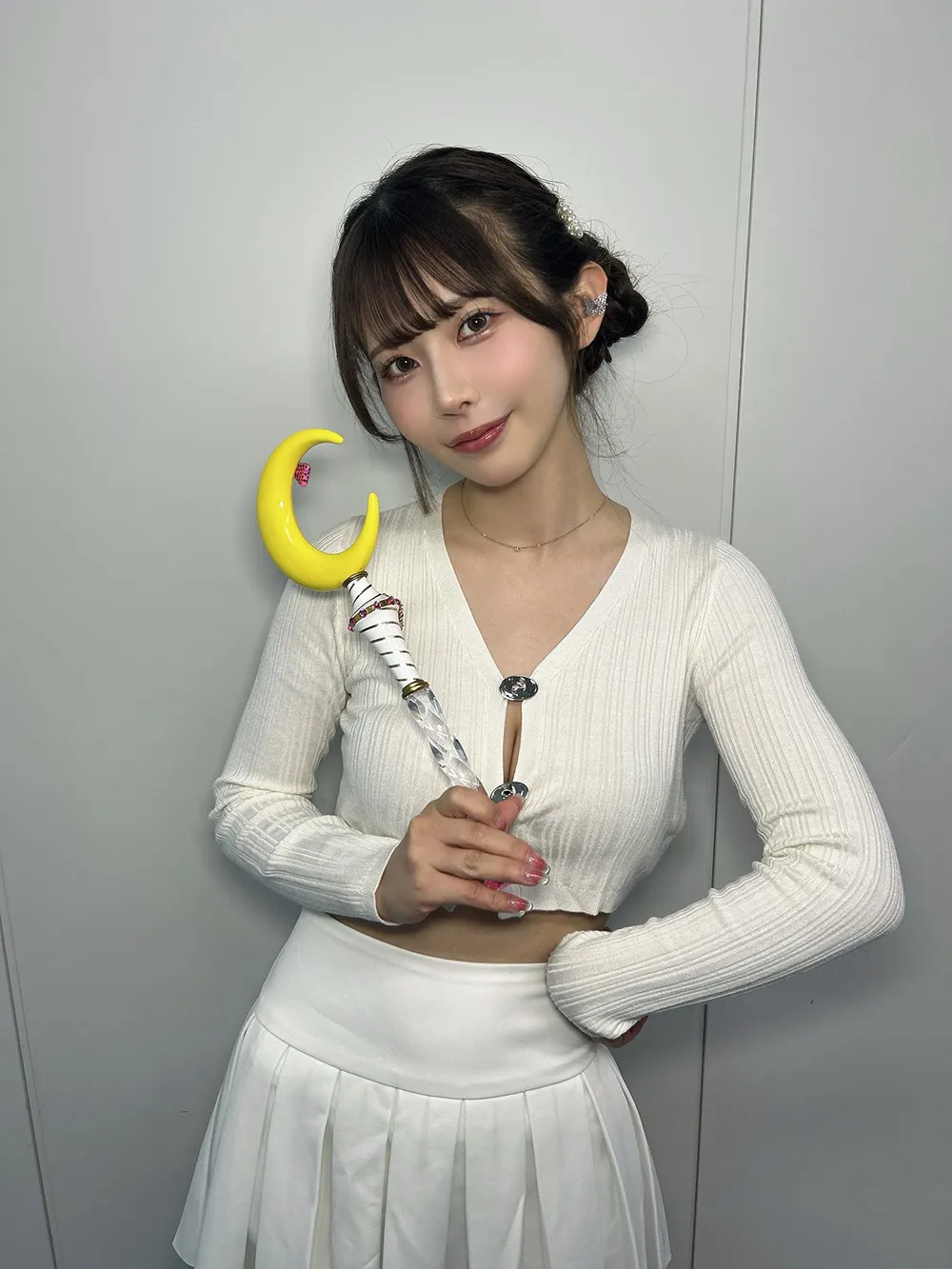 “篮球女孩”再掀话题！葵伊吹 不仅可爱现身 NBA 比赛现场，更与“詹皇”惊喜同框