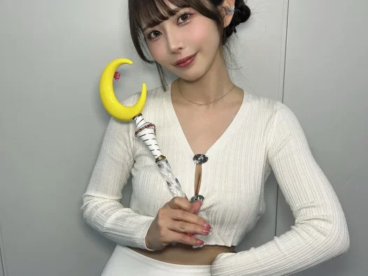 “篮球女孩”再掀话题！葵伊吹 不仅可爱现身 NBA 比赛现场，更与“詹皇”惊喜同框