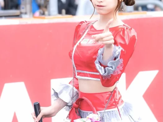 少了个倩影！仙气满满《花乃衣美优》性感可爱的“赛车大使”将于赛场边毕业！