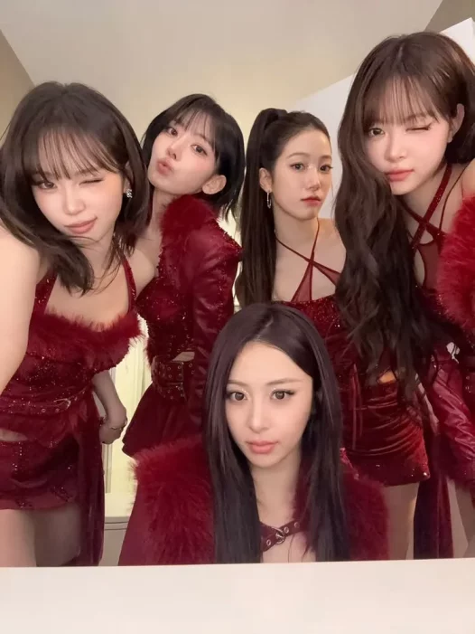 《LE SSERAFIM》女团成员金采源签售不小心走光！超贴身短裙引发网友关注！