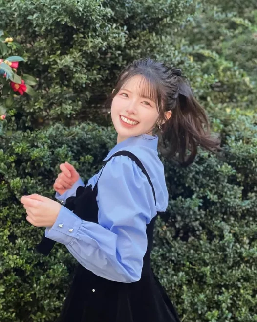 爱跳舞的女孩《中本こまり》超甜笑容青春洋溢！制服少女带来春天活力