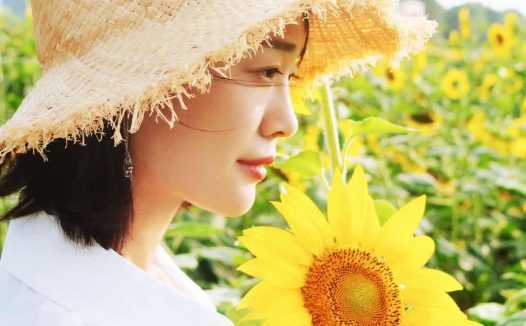 到花海游玩拍照，用7个简约不做作的姿势，拍出花美仁也美的照片