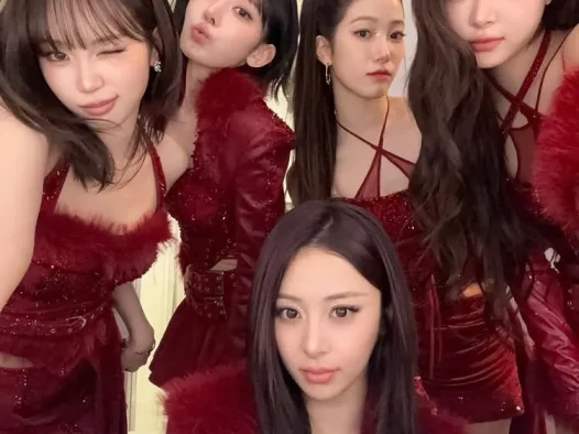 《LE SSERAFIM》女团成员金采源签售不小心走光!超贴身短裙引发网友关注!