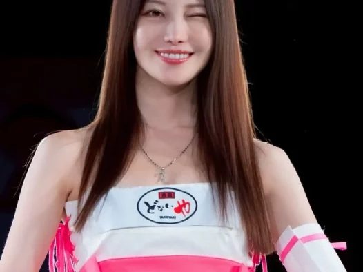 无懈可击的笑容!气质美女《赤城ありさ》好身材穿上“绫波零”驾驶服装也火辣!